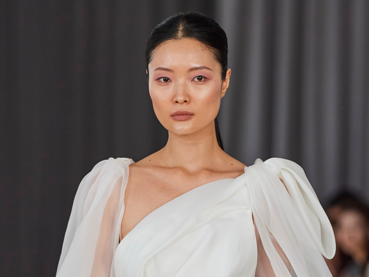 Model mit Lidschatten in Pastell-Tönen