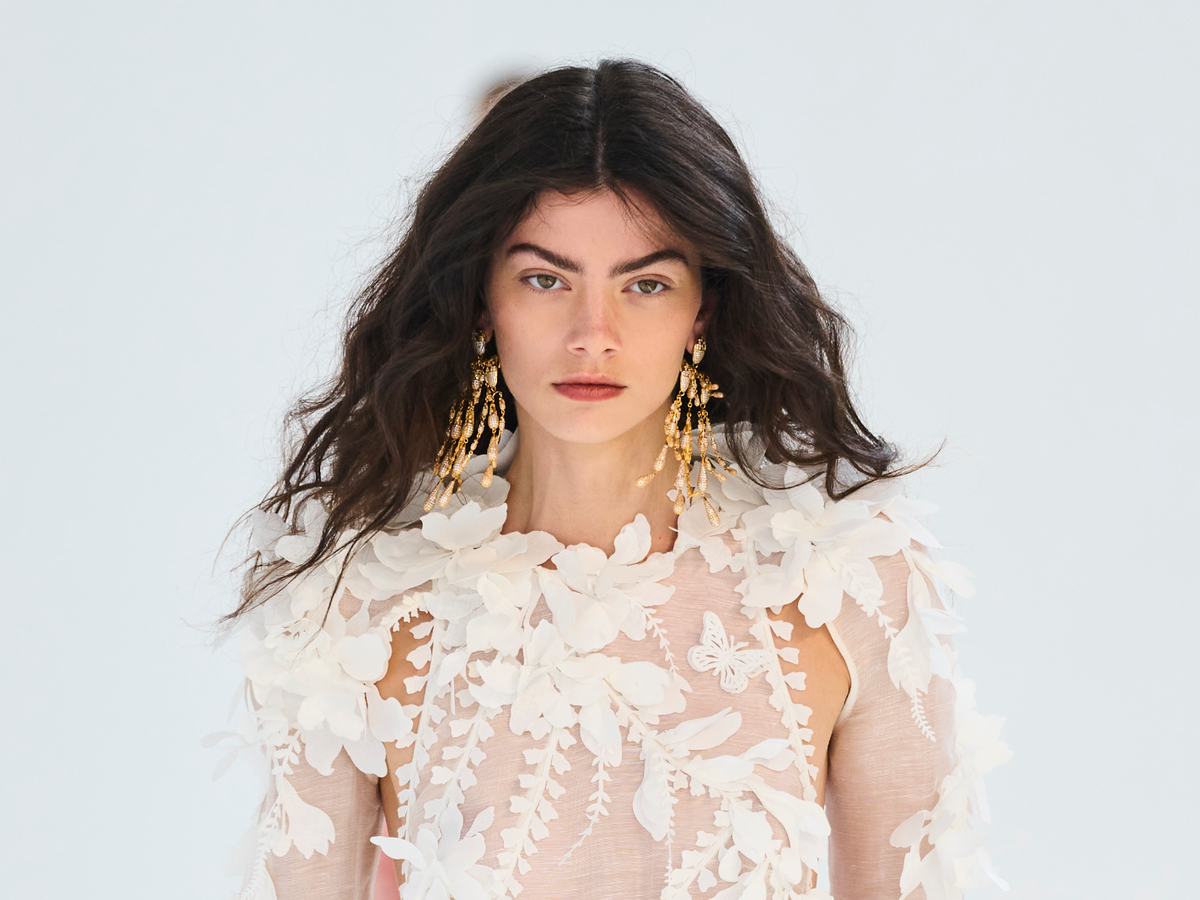 Model mit Statement-Augenbrauen Make-up