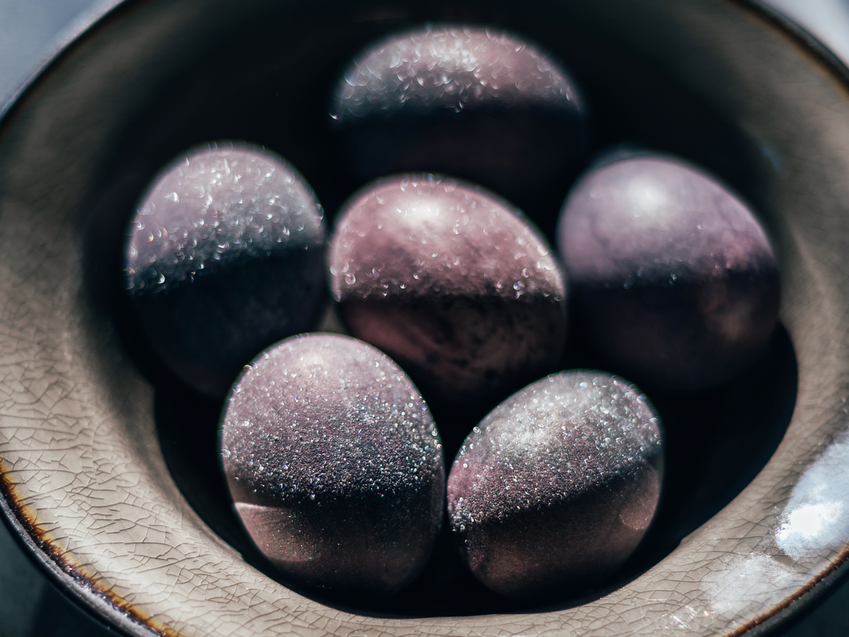 Mit Rotwein gefärbte Eier