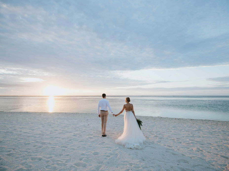 Braut und Bräutigam bei einer Elopement Hochzeit am Strand