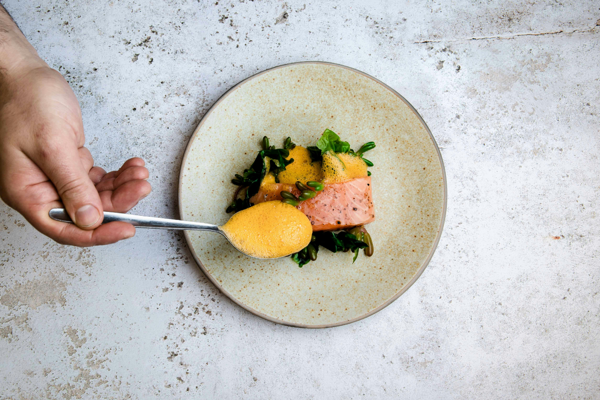 Gebratener Lachs mit Senfsoße