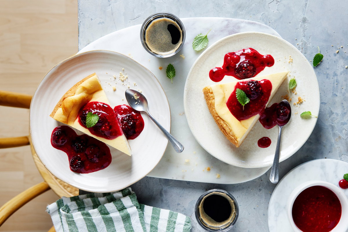 Tofu-Käsekuchen mit Beerensauce