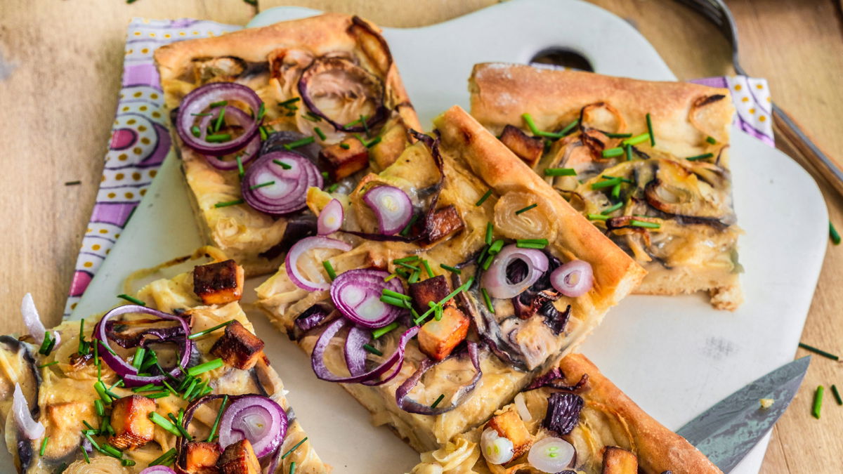 Veganer Zwiebelkuchen mit 3erlei Zwiebeln
