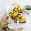 Veganes Rührei auf Vollkornbrot: Schnelles Rezept in 15 Minuten