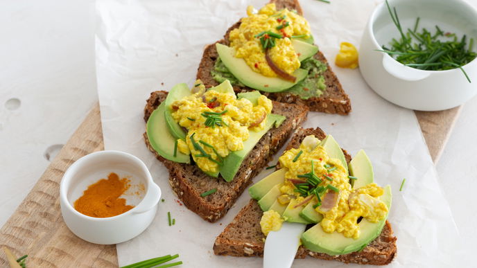 Veganes Rührei auf Vollkornbrot: Schnelles Rezept in 15 Minuten