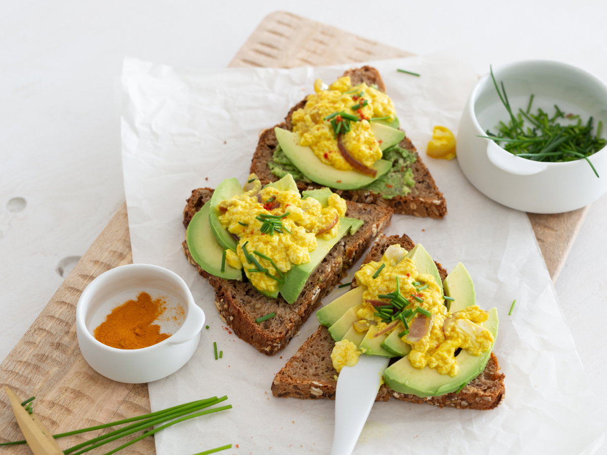 Veganes Rührei auf Vollkornbrot
