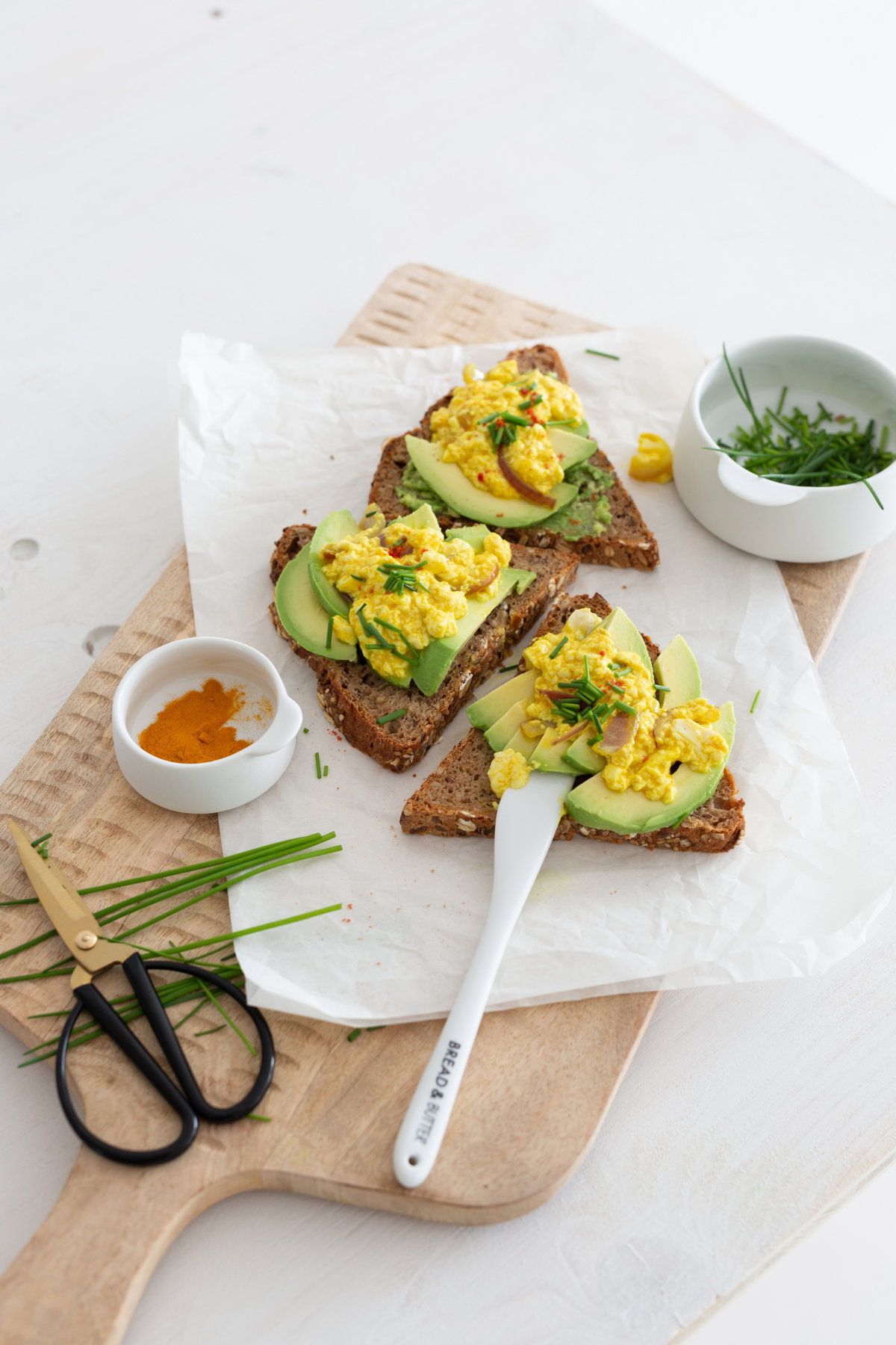 Veganes Rührei auf Vollkornbrot