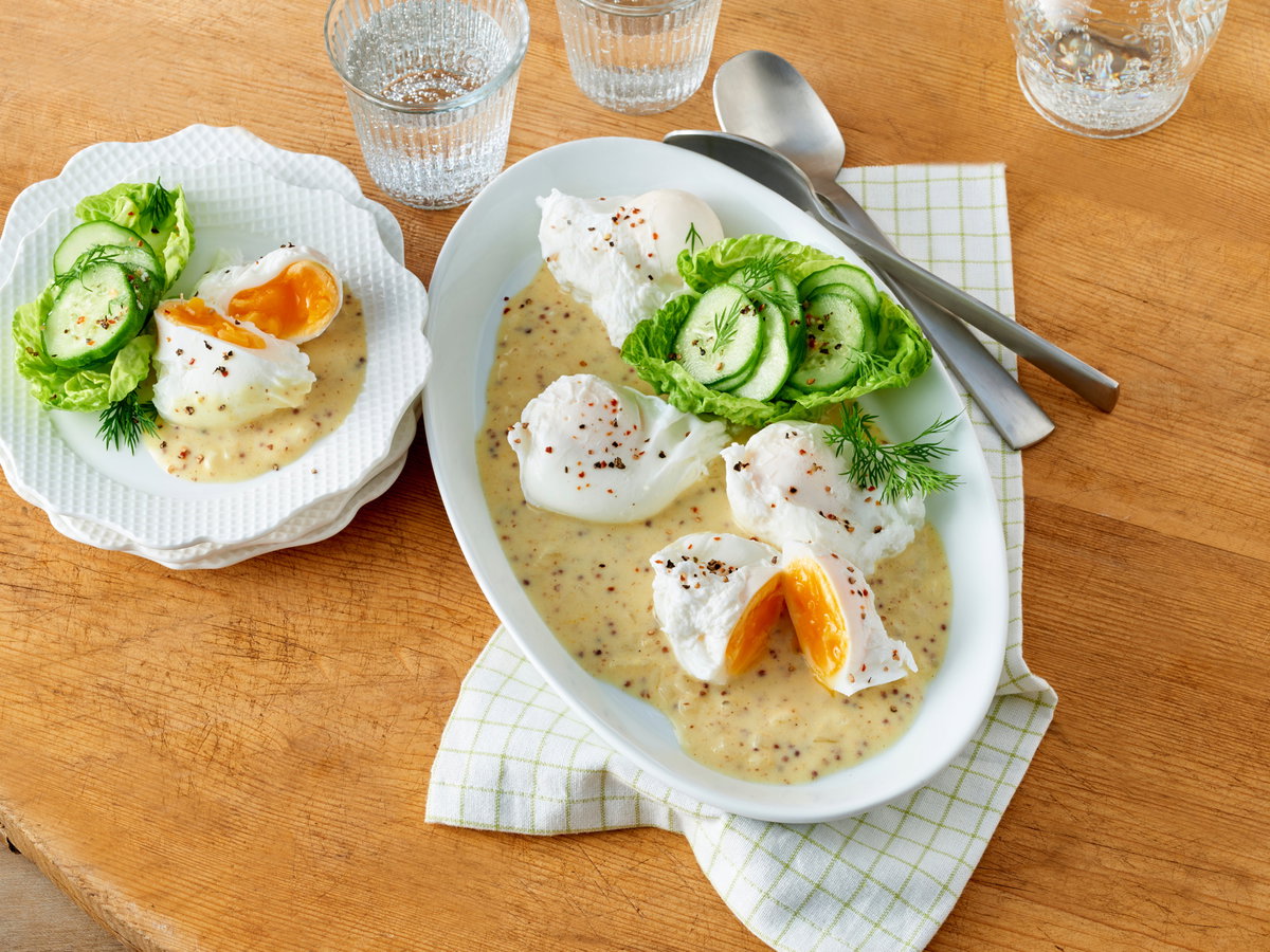 Verlorenes Ei in einer Sauce mit Salat