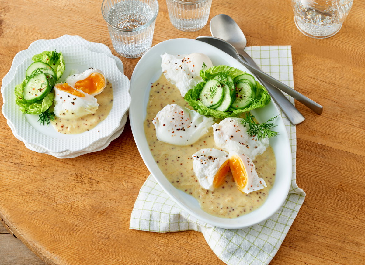 Verlorenes Ei in Senfsauce mit Salatbeilage