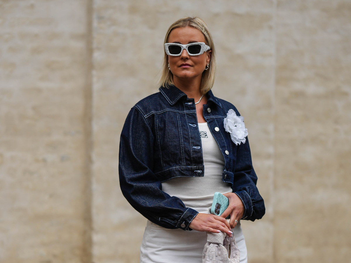 Frau mit Ansteckblume auf der Kopenhagen Fashion Week