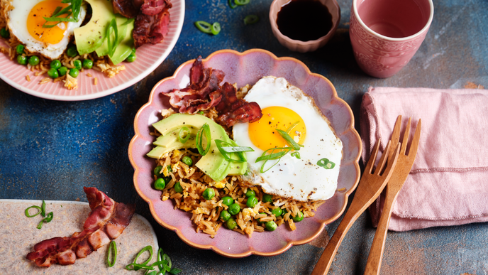 Hunger? Dieser gebratene Reis mit Ei und Gemüse ist in nur 25 Minuten fertig