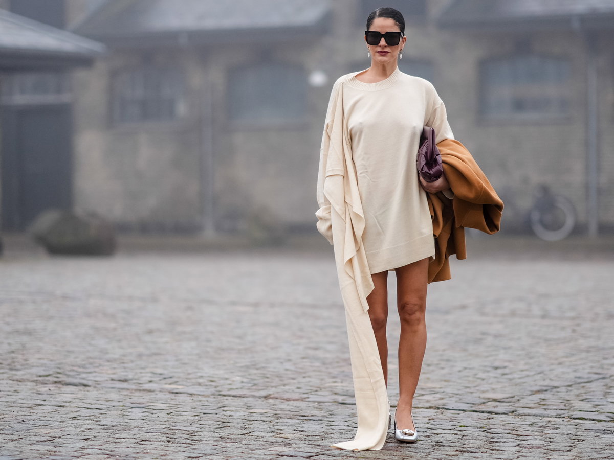 Gili Biegun trägt ein minimalistisches Kleid im Streetstyle