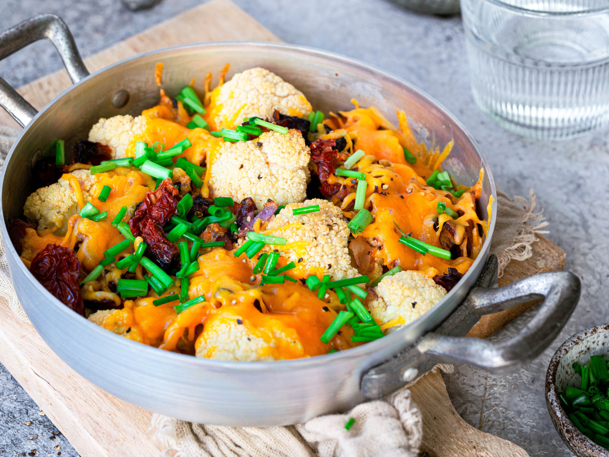 Gratinierter Blumenkohl mit Schinken und getrockneten Tomaten