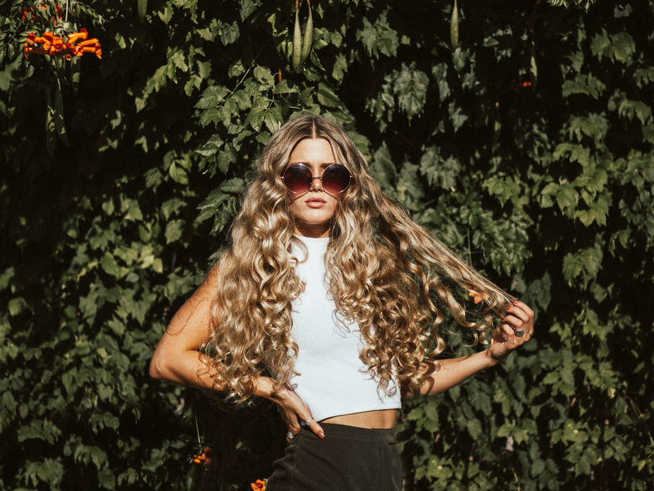 Frau mit langen Haaren Locken