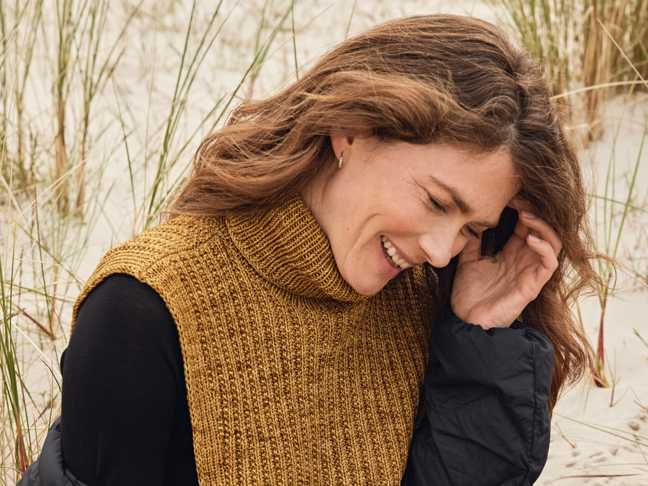 Model mit gestricktem Halswärmer
