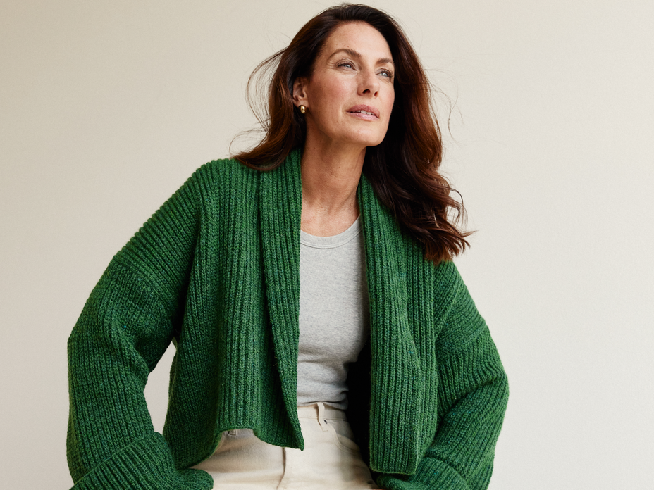 Model mit einfach gestrickter Jacke von Lana Grossa