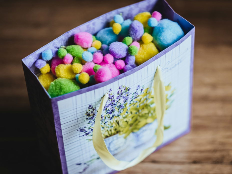 Kleine Ostergeschenke in einer Tüte mit bunten Bällen