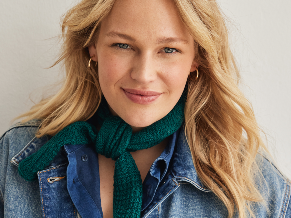 Model mit kleinem Halstuch
