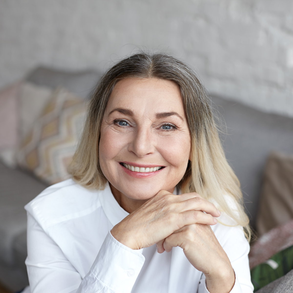 Ältere Frau mit Balayage