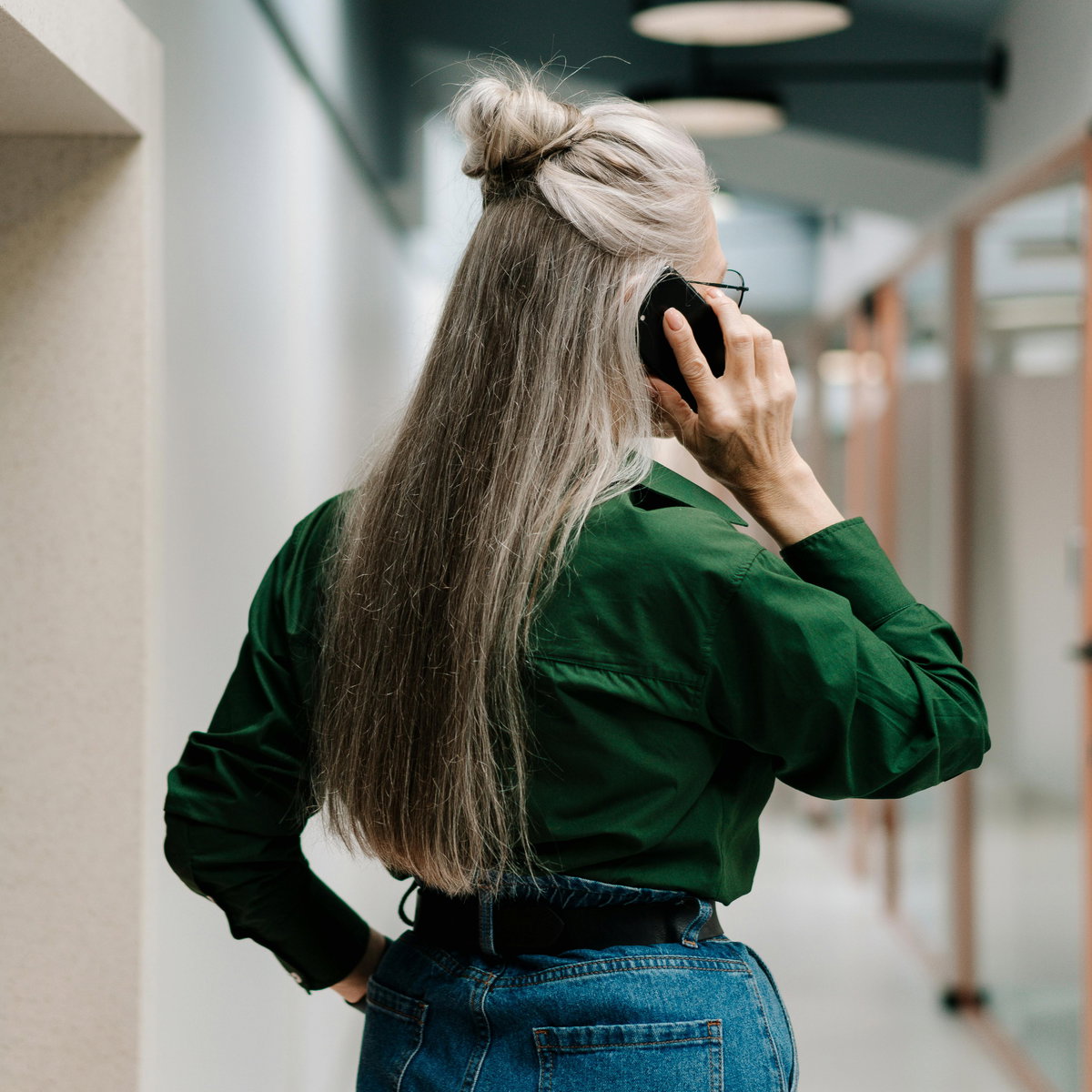 Graue Haare mit Half Bun