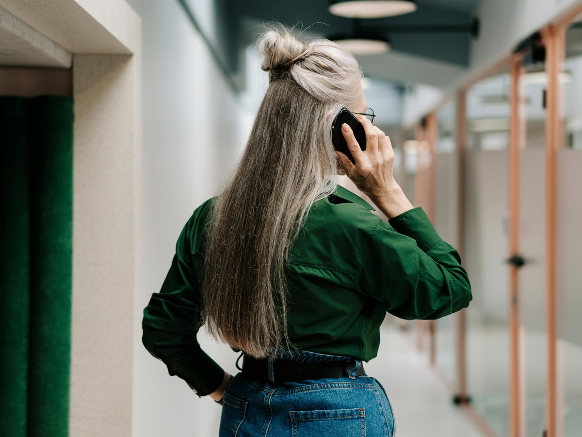 Graue Haare mit Half Bun