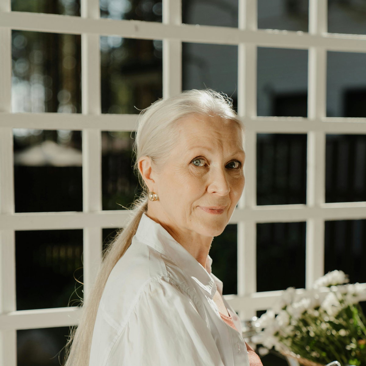 Ältere Frau mit Low Ponytail