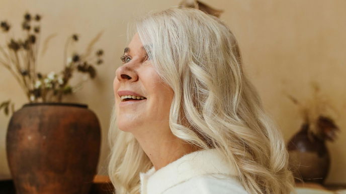 Lange Haare ab 60 stylen: Die schönsten Frisuren