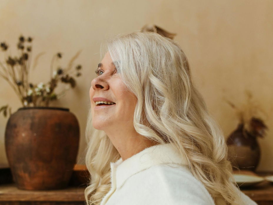 Frau mit welligen Haaren