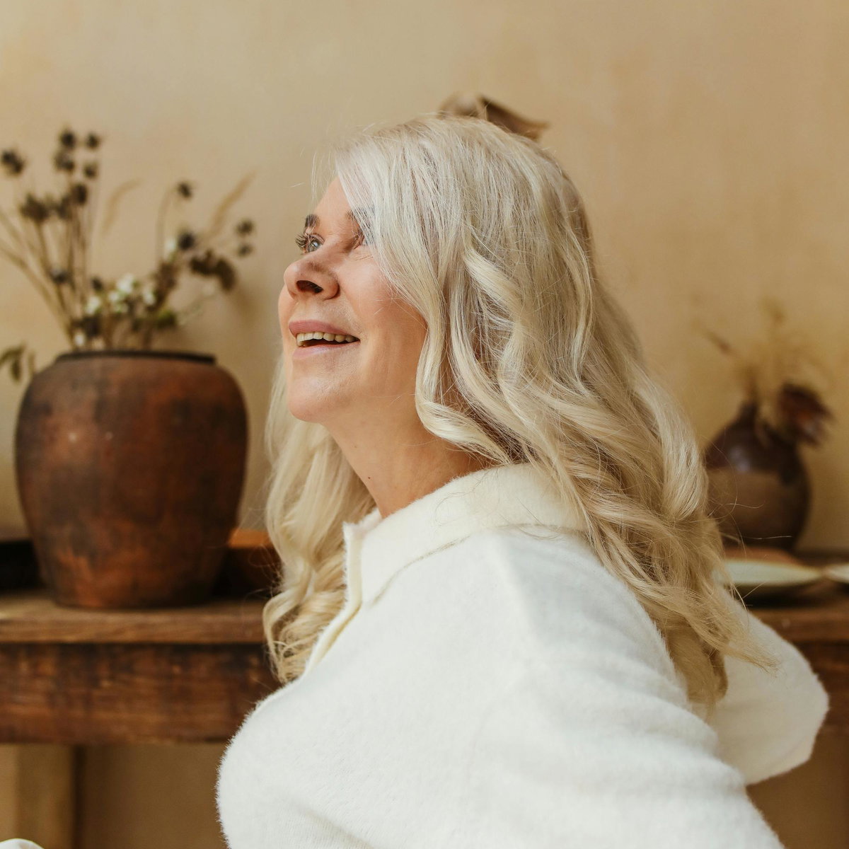 Frau mit welligen Haaren