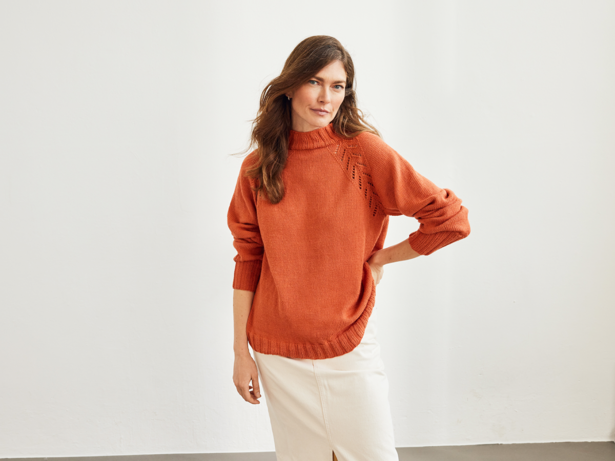 Model im gestricktem Lochmuster-Pullover