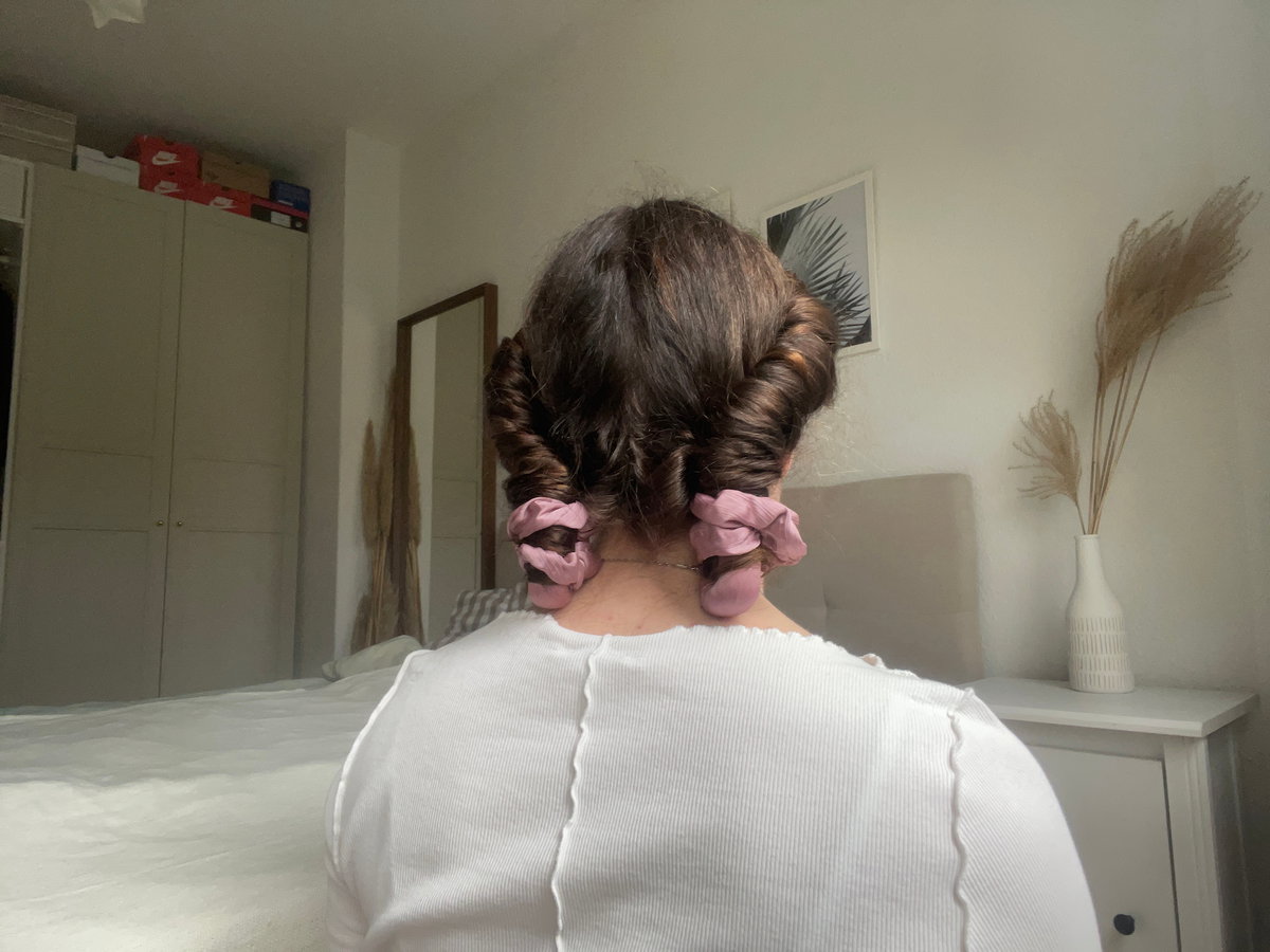 Locken über Nacht mit einem Haarband eingedreht