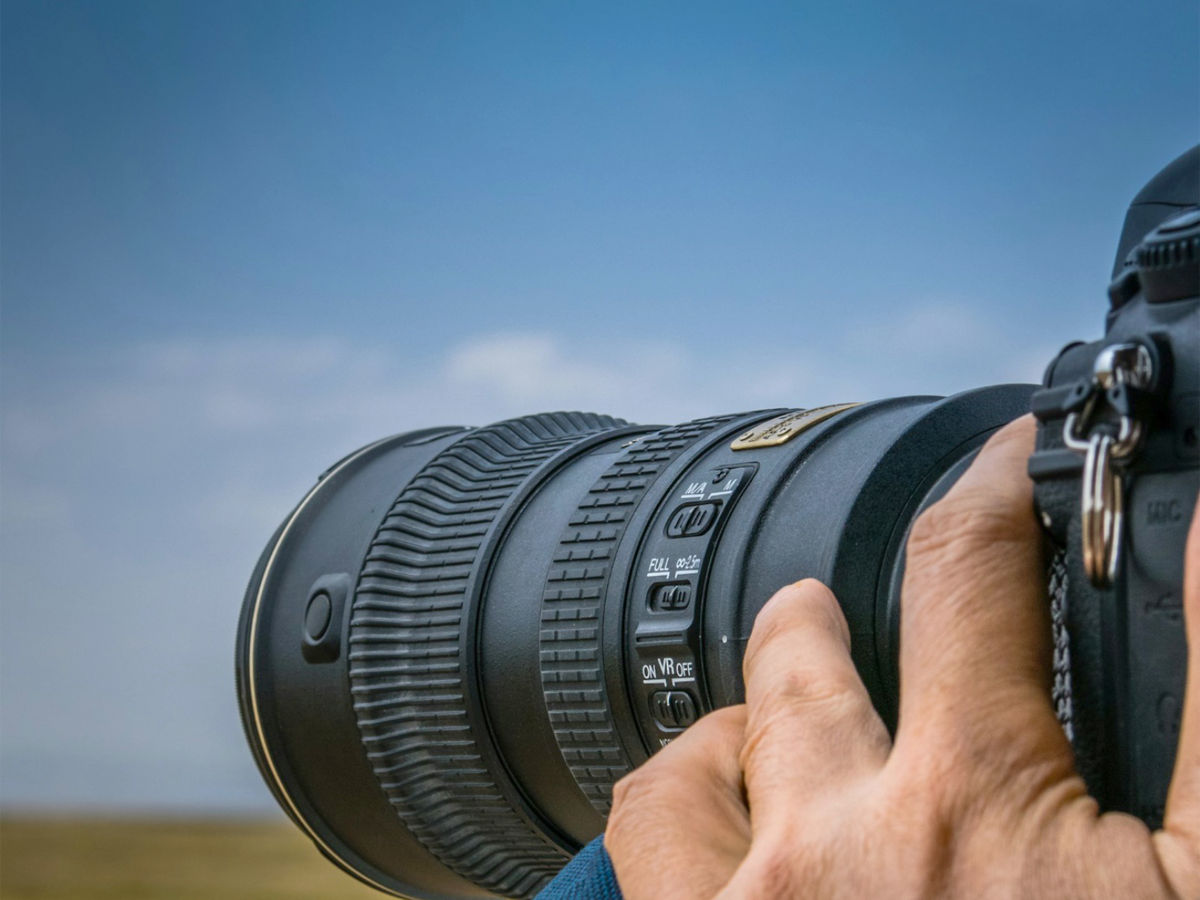 Mann fotografiert die Landschaft