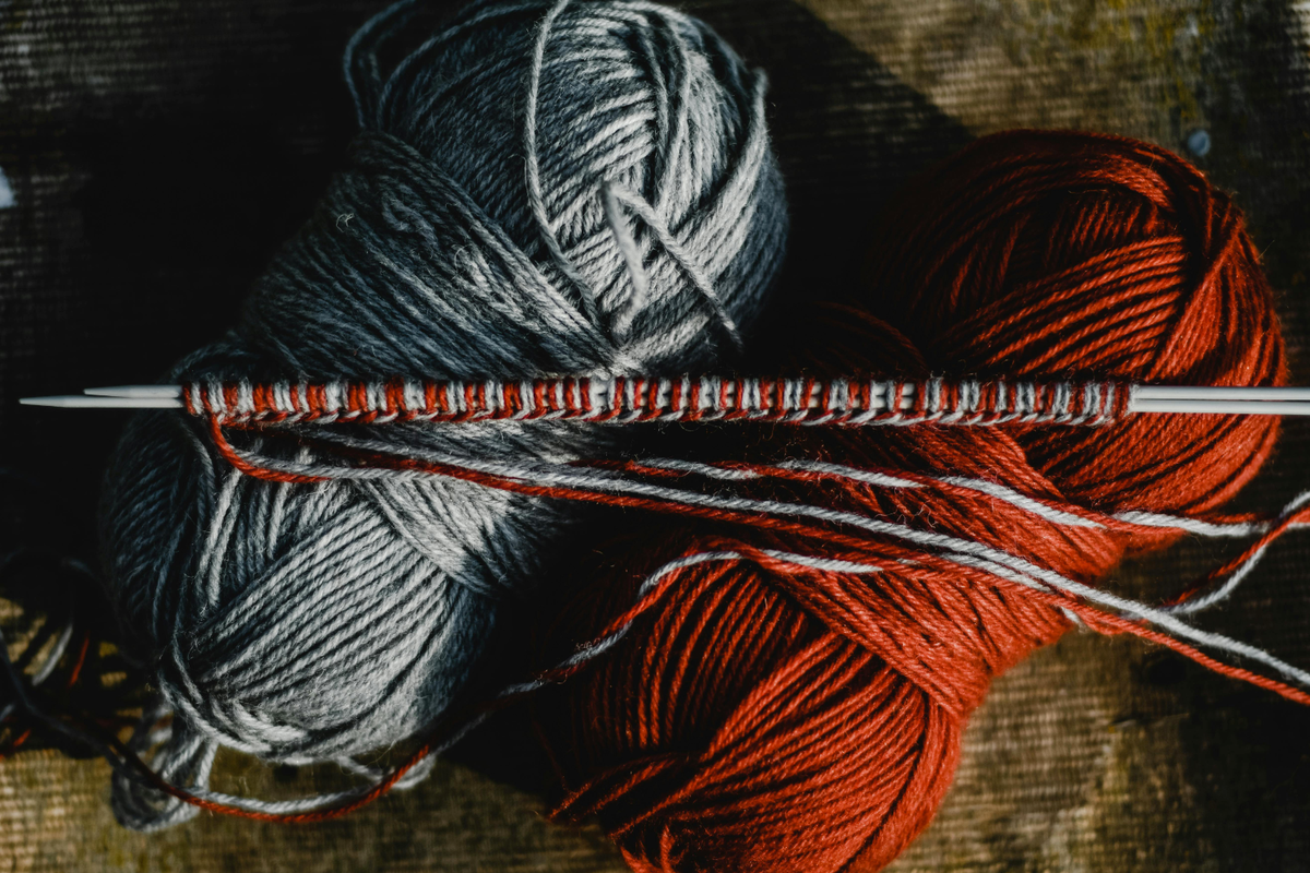 Strickutensilien zum Stricken einer Mütze
