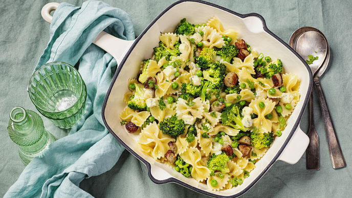 Schnelle Nudelpfanne mit Bratwürstchen und Gorgonzola