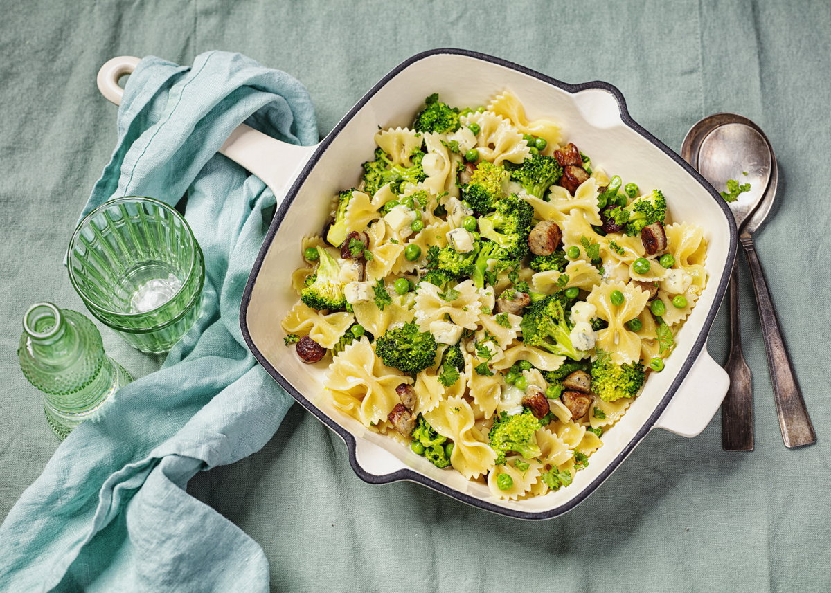 Nudelpfanne mit Bratwürstchen und Gorgonzola