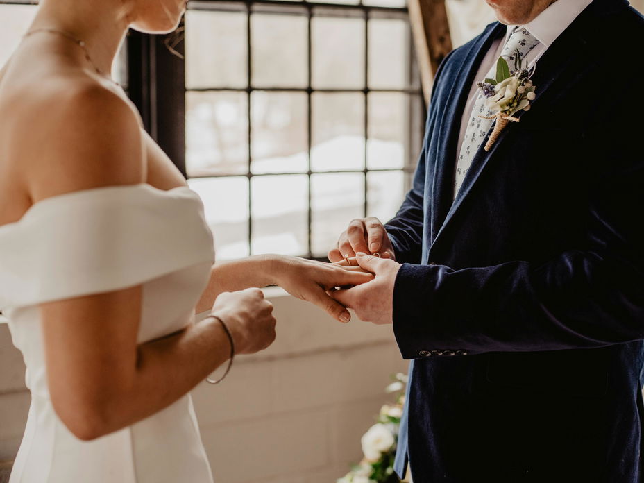 Hochzeitspaar beim Ringwechsel