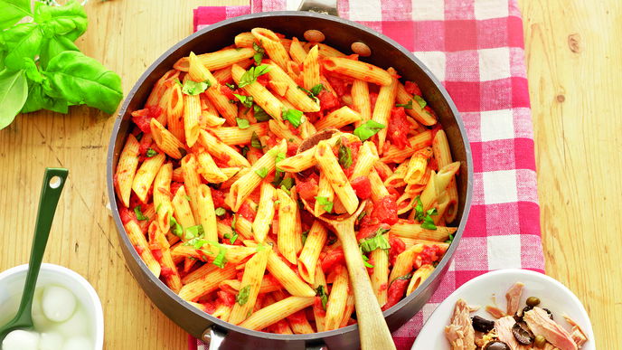 Penne al Pomodoro: Unser schnelles Pasta-Rezept schmeckt mediterran & kommt aus der Toskana