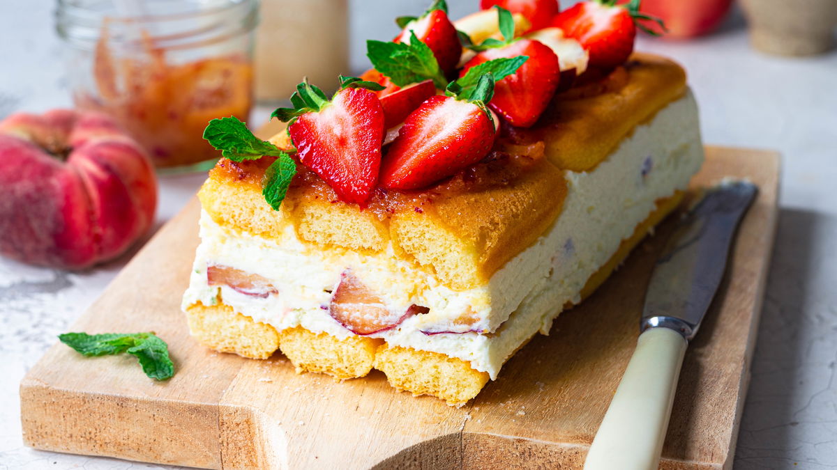 Schneller und einfacher Pfirsich-Erdbeerkuchen mit Skyr