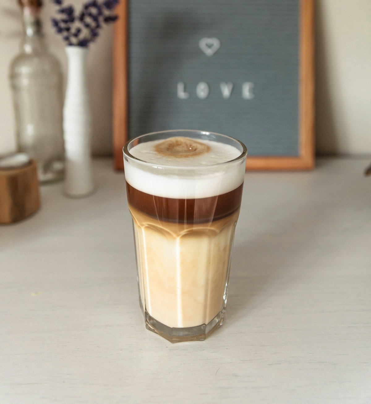 Kaffee im Glas mit Milchschaum