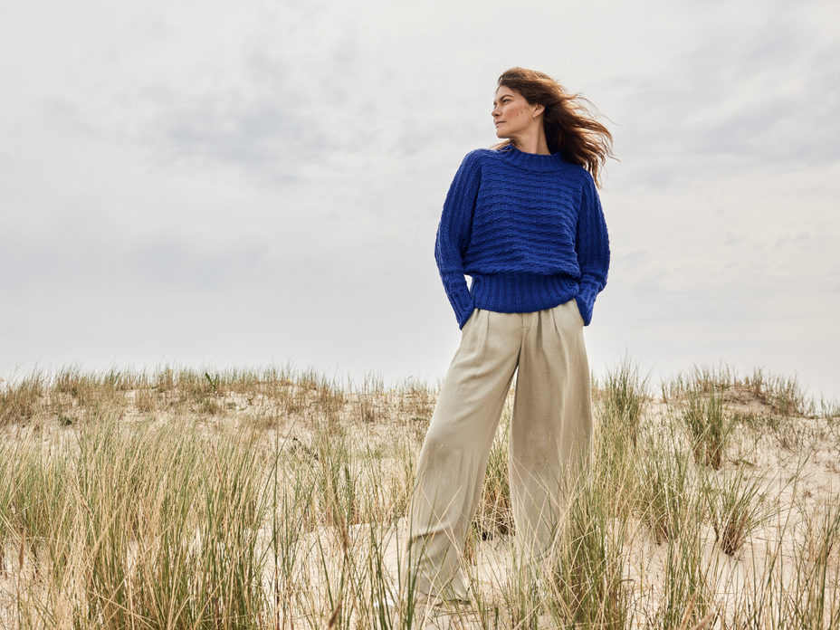 Model mit Pullover mit Fledermausärmeln von Lana Grossa