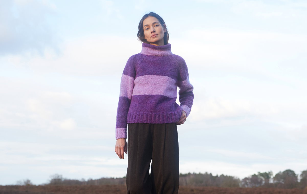 Model in gestricktem Blockstreifen-Pullover von Lana Grossa