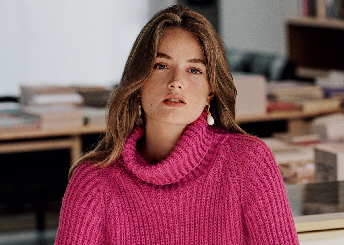 Model in pinkem Raglanpullover von Lana Grossa