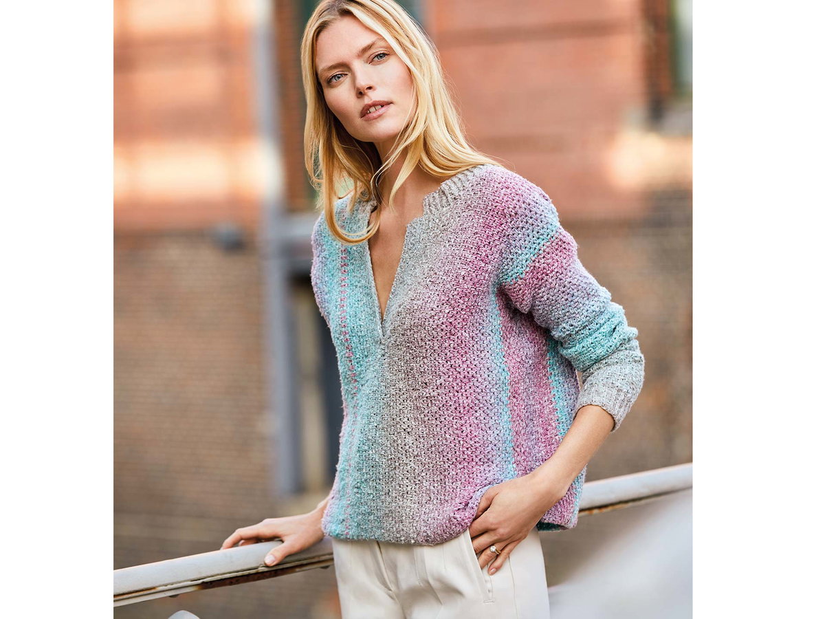 Model in farbenfrohem Ringelpullover mit V-Ausschnitt von Lana Grossa