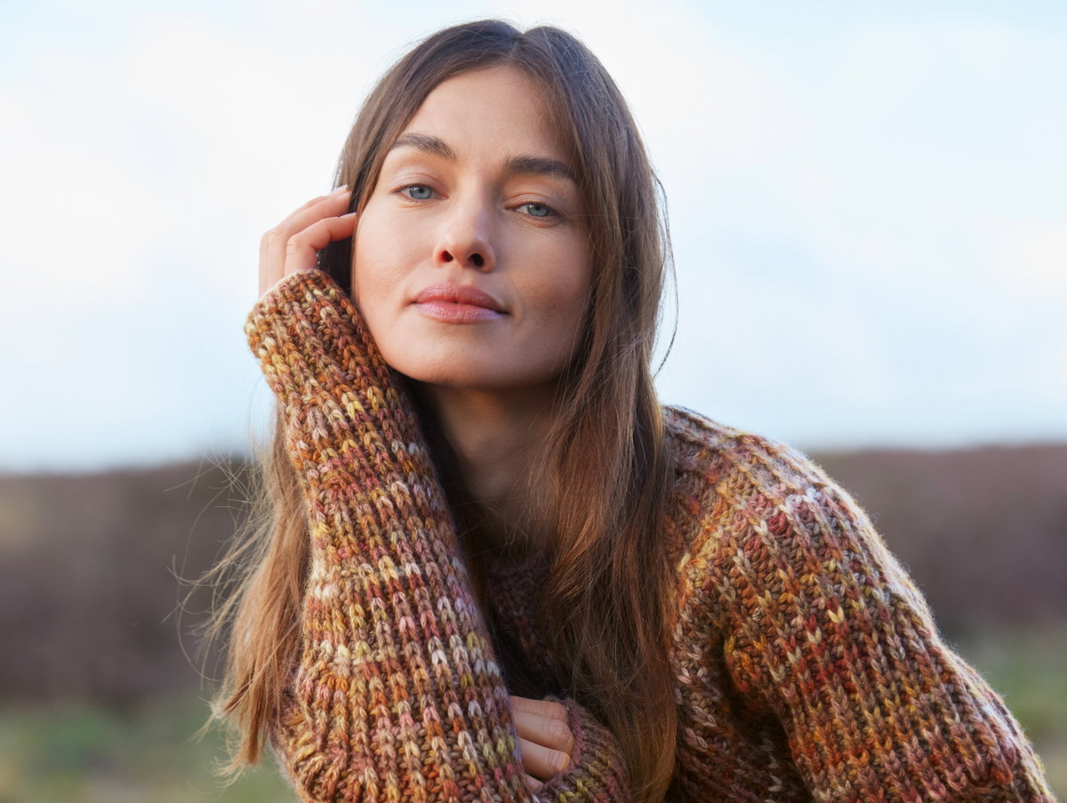 Model in bunt meliertem Strickpullover von Lana Grossa