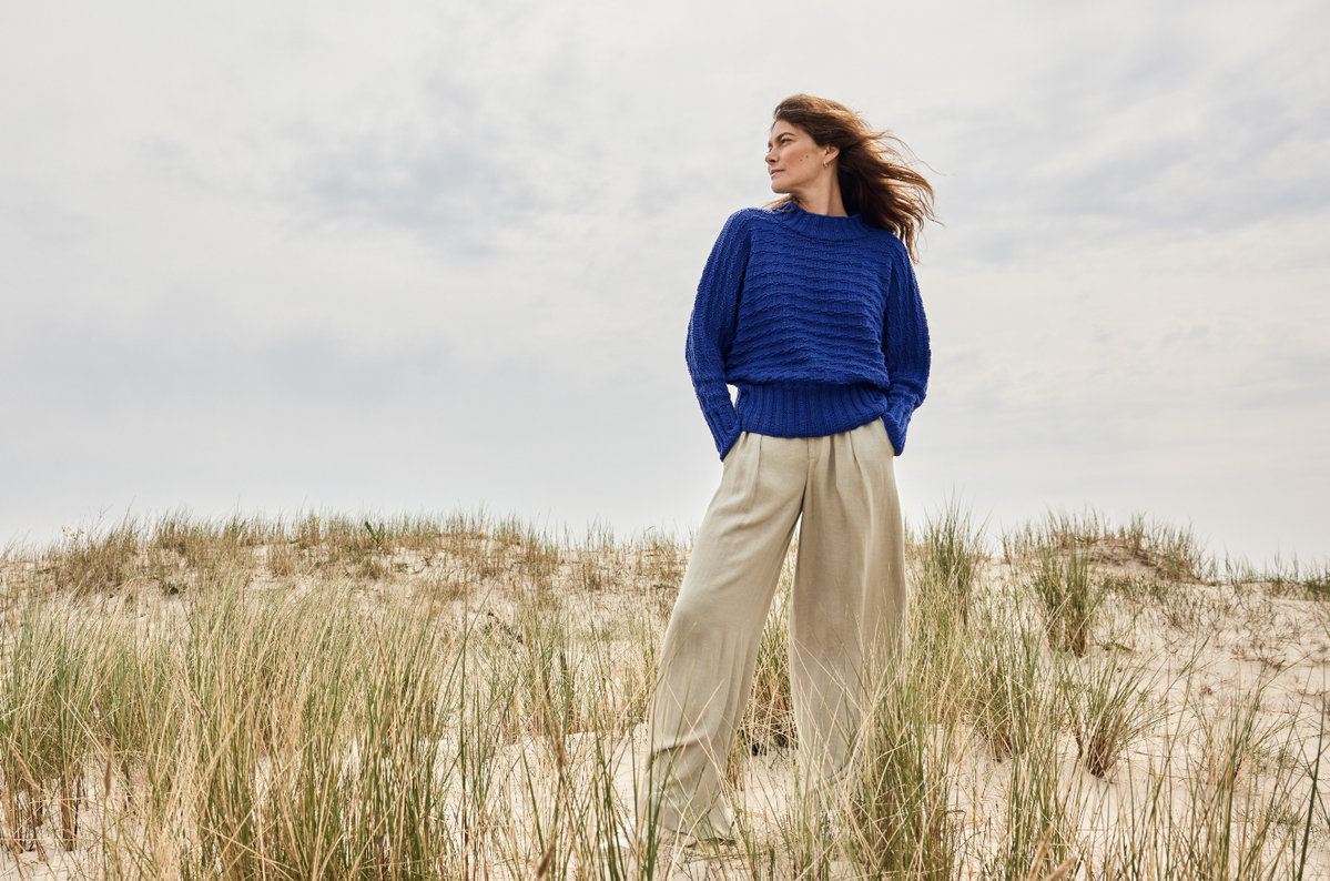 Model in marineblauem Pullover mit Fledermausärmeln von Lana Grossa
