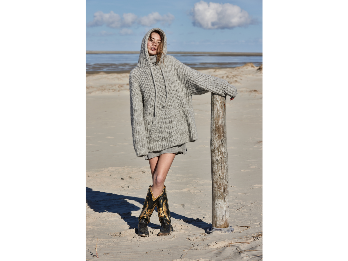 Model in Grobstrick-Kapuzenpullover von Lana Grossa