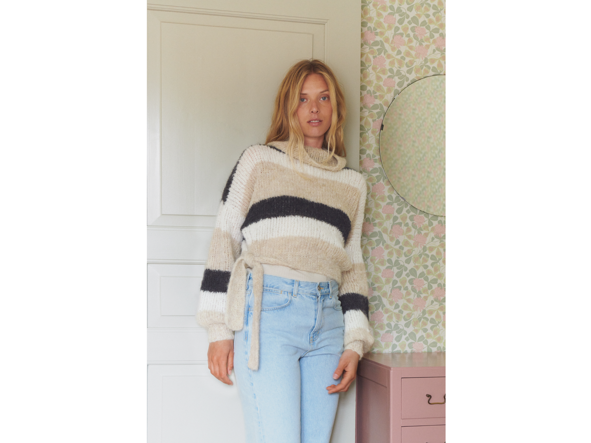 Model in Blockstreifen-Pullover mit Bindebändern von Lana Grossa