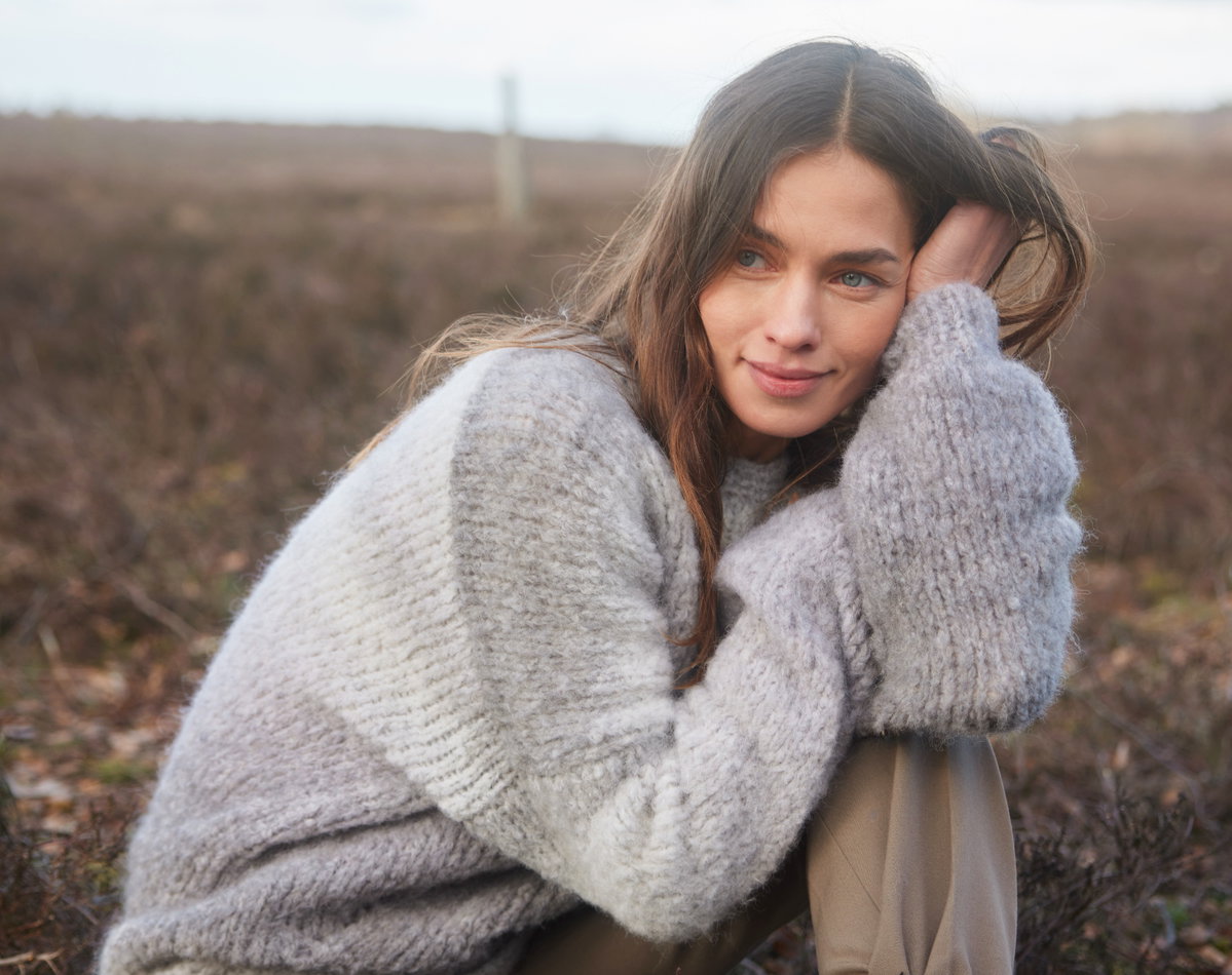 Model in Oversize-Pullover von Lana Grossa
