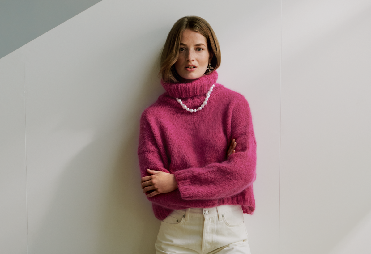 Model in pinkem Statement-Rollkragenpullover