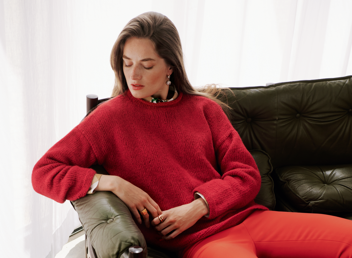 Model in rotem Strickpullover von Lana Grossa